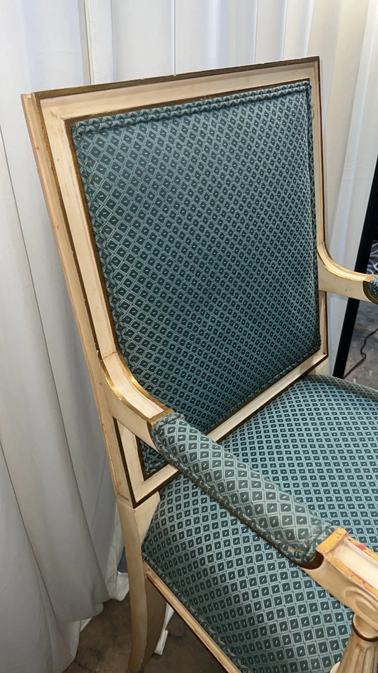 Ocho sillas de comedor estilo Luis XVI pintadas, doradas en paquete y tapizadas a medida Foto 2 de 3