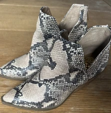 Vince Camuto Gigietta 7 Snip-Toe Leather Embossed Snakeskin Bootie Western Boots