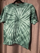 NEW DARK GREEN TYE DYE TSHIRT SIZE IS YOUTH XL MADE BY DYENOMITE UNISEX