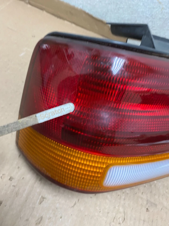 Dodge Spirit 1993 luz trasera izquierda del lado del conductor U8596 PS Foto 4 de 4