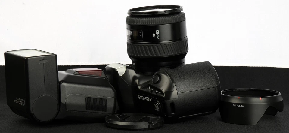 Minolta Alpha 300si AF 35mm Film SLR c/w AF Zoom 24-85/3.5-4.5 Lens & Flash Kit - Image 2 of 4