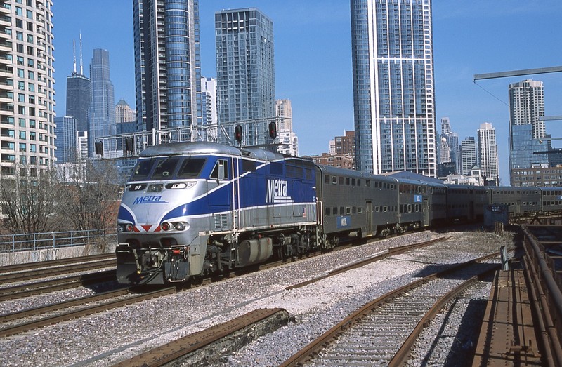 BN ORIGINAL SLIDE METX METRA F59PHI #87 W/TRAIN - CHICAGO IL 2026 EX-AMTK PAINT