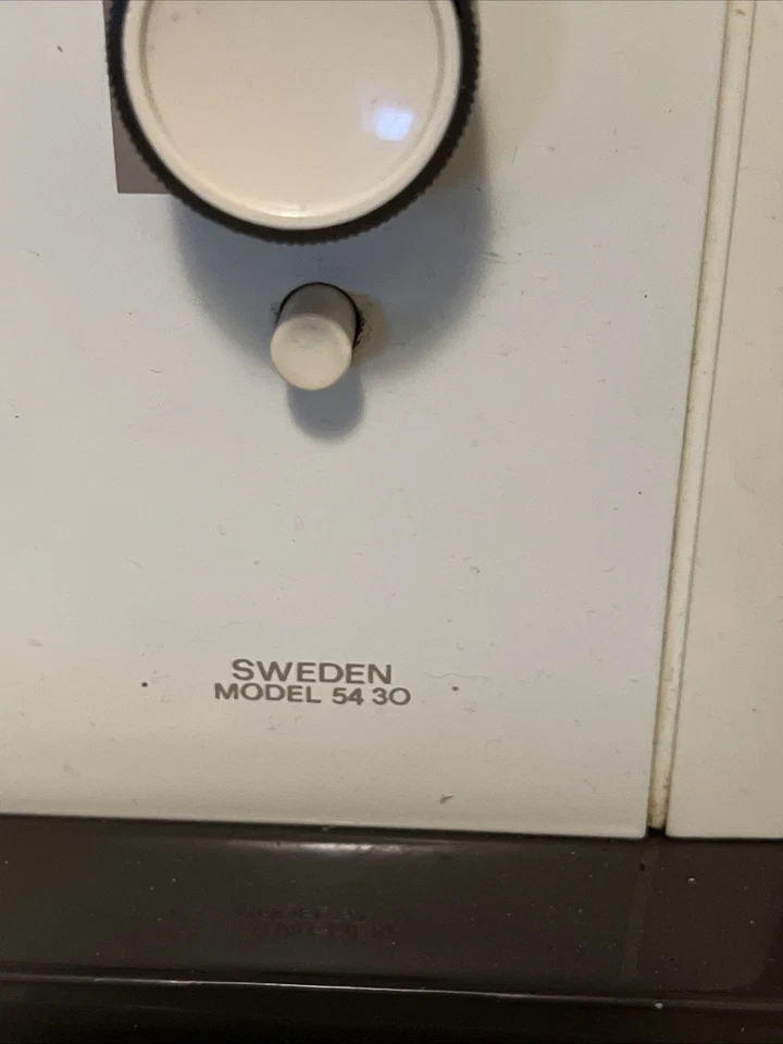 Husqvarna Viking 5430 Sewing Machine 5 Stitch Patterns 54-30 with Case - Image 3 of 4