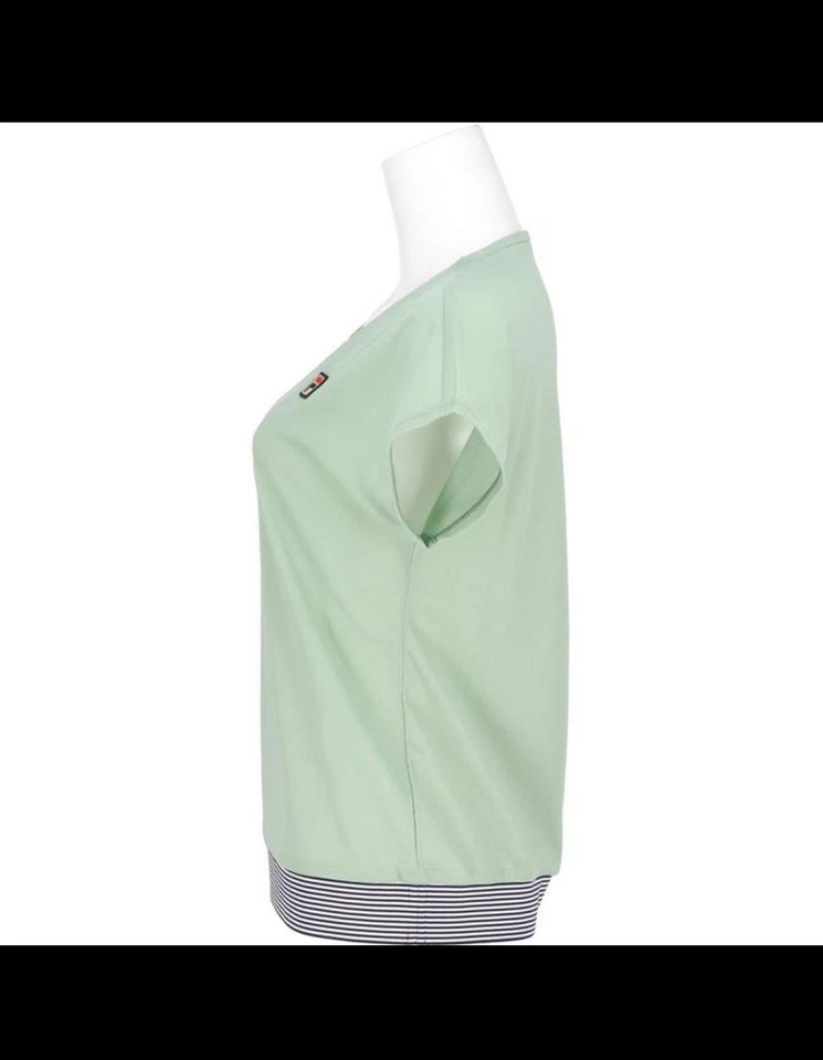 Camisa de tenis para mujer FILA color verde, limitada a Japón, deportiva, secado rápido Foto 3 de 4