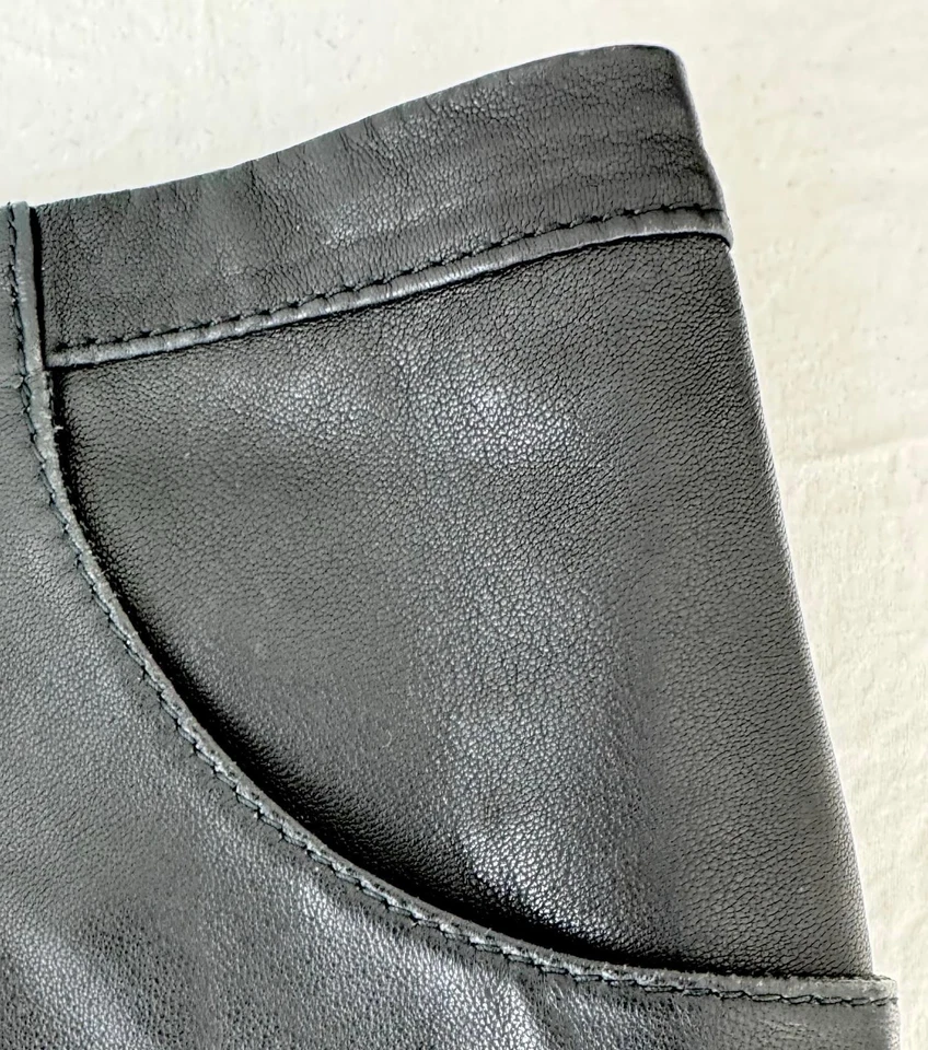 Saia lápis Armani Collezioni preta até o joelho couro de cordeiro 38 - Imagem 3 de 4