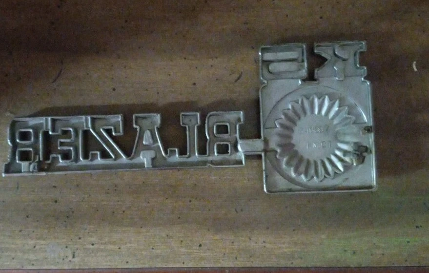 Blazer original 1975 1976 1977 1978 1979 1980 Chevy K5 emblema guardabarros GM 349697 Foto 3 de 3