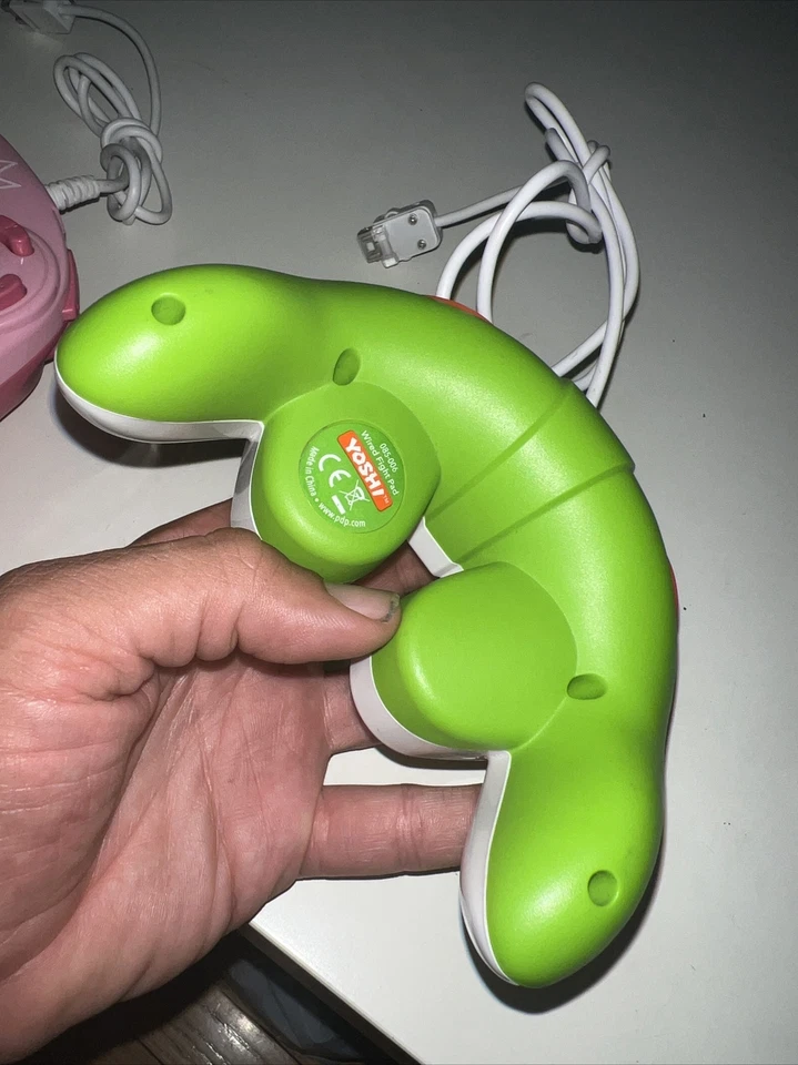 Nintendo Wii y Wii U Princesa Melocotón y Verde Yoshi Controlador Fight Pad Lote Smash Foto 2 de 4