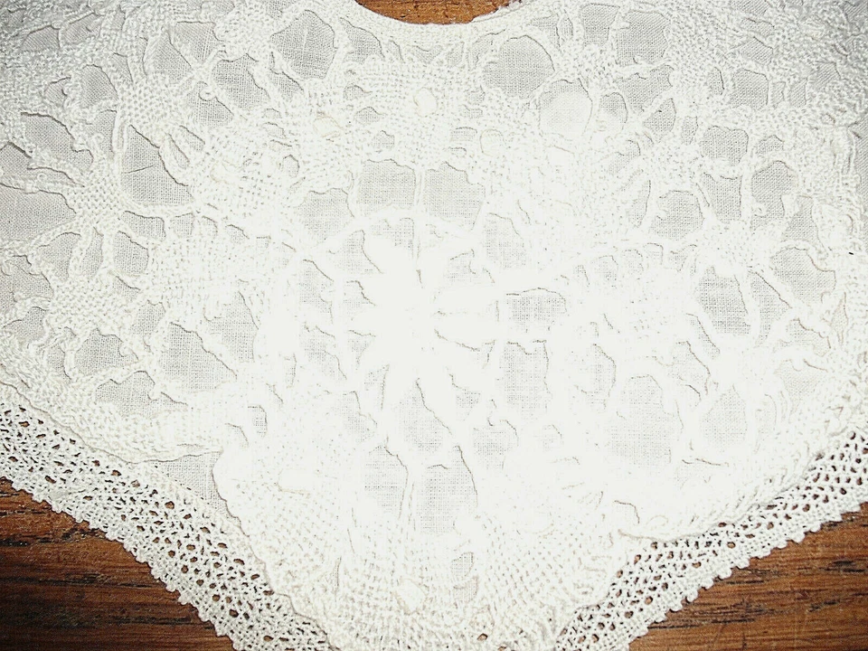 Ancien bavoir en dentelle du Puy au carreau - Photo 2/3