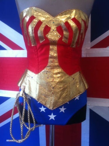 Wonder Woman Korsett mit Hotpants, Unterhose, Rock und Messing Manschette - Picture 2 of 14
