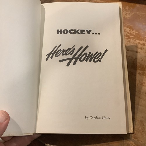 Bookplate Signed By Gordie Howe And Colleen Howe With Book Hockey Here's Howe - Foto 4 di 9