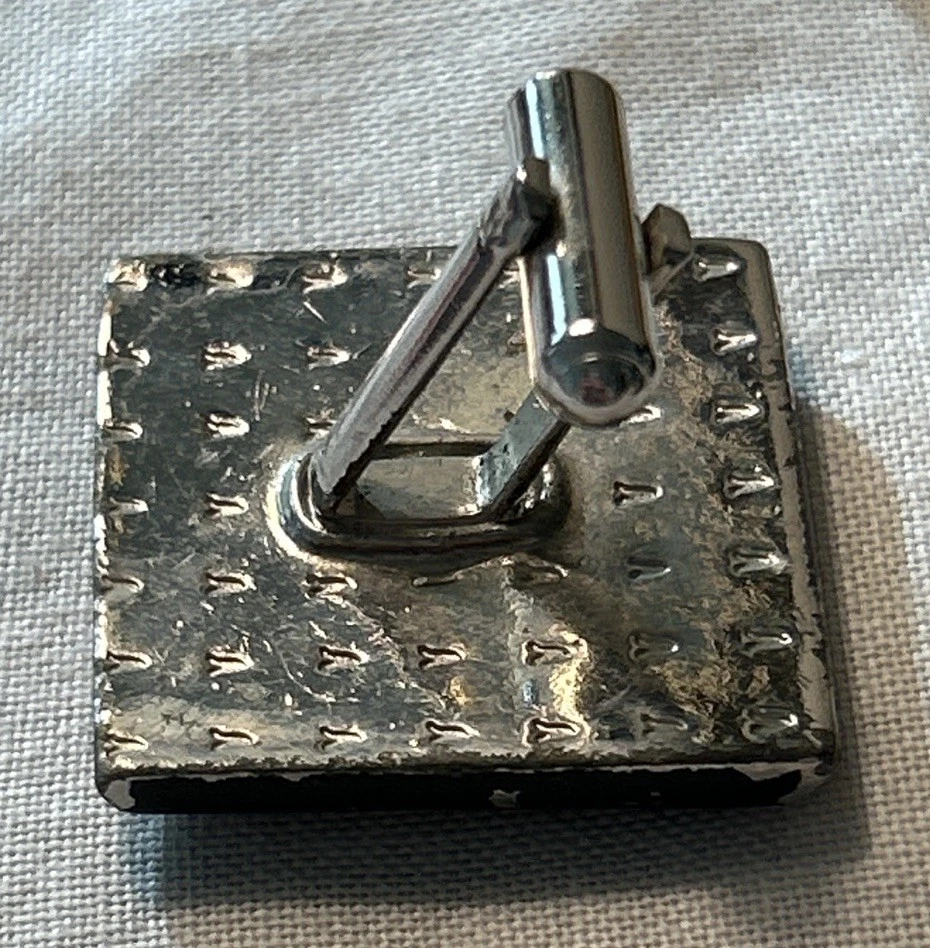 Abotoaduras vintage Hickok EUA unicórnio esmalte preto tom prata 1” quadrado década de 1950’s - Imagem 3 de 4