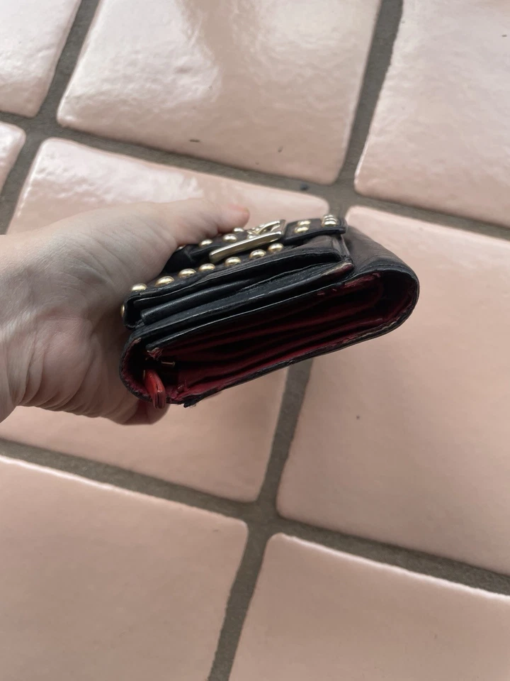 Cartera sin asas Isabella Fiore de cuero negra con tachuelas doradas triple pliegue Foto 4 de 4