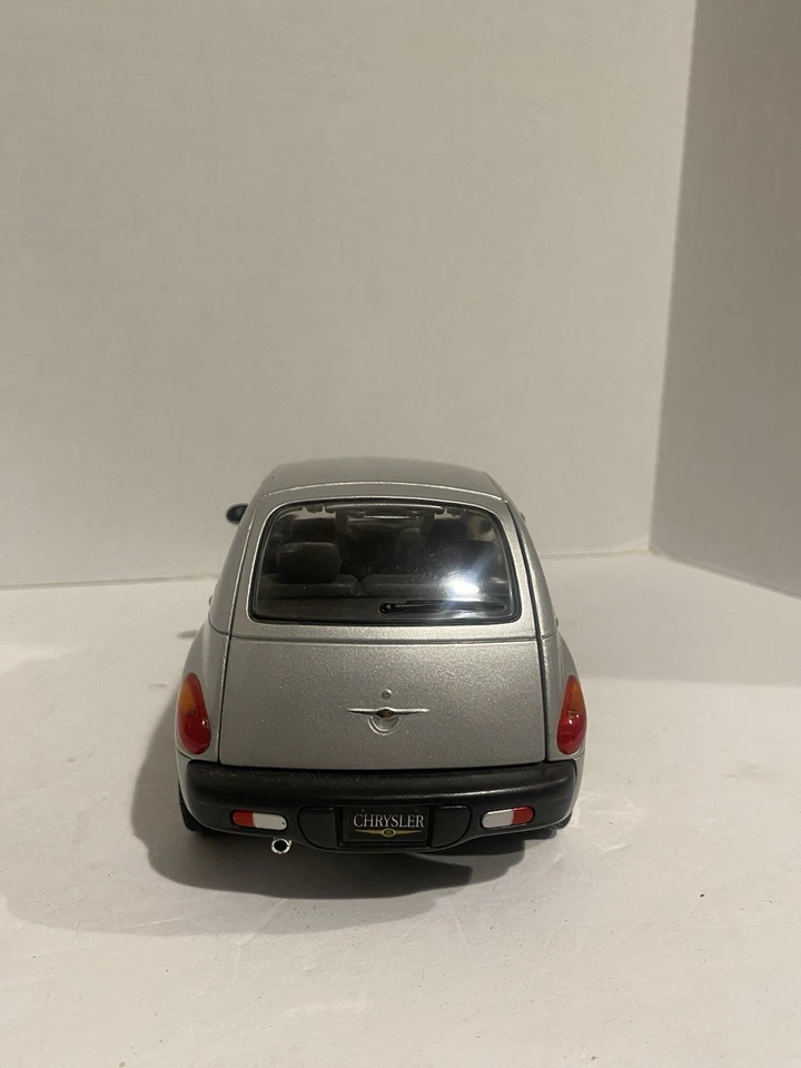 Vintage Maisto Daimler Chrysler PT Cruiser Silver 1/18 Scale DieCast Wagon Car - Image 4 of 4