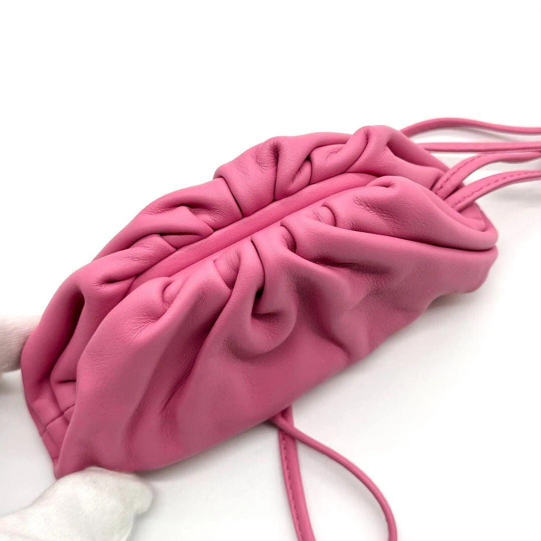 BOTTEGA VENETA il sacchetto portamonete pelle rosa H3 2"xW4 7"xD1 2" nuovo senza etichetta JP