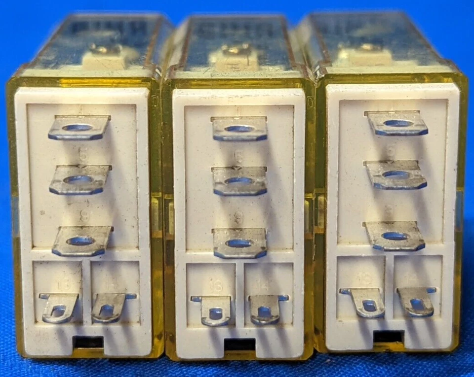 IDEC RELAY 24X18 RHIB-U DC24V 1OA 240VAC 30VDC 5 PIN LOT OF 3 - Image 2 of 4