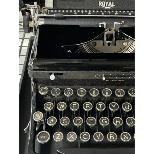 Vintage 30's Royal Manual Typewriter- great condition - Picture 2 of 6