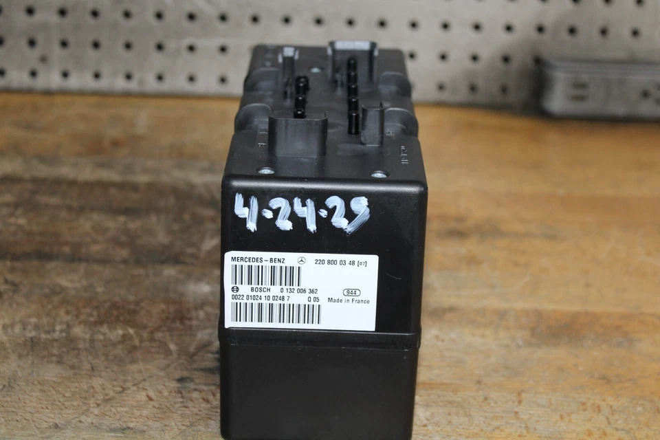 2001 01 Mercedes-Benz S500 Central Locking Door Vacuum Pump 220 800 03 48 OEM - Image 4 of 4