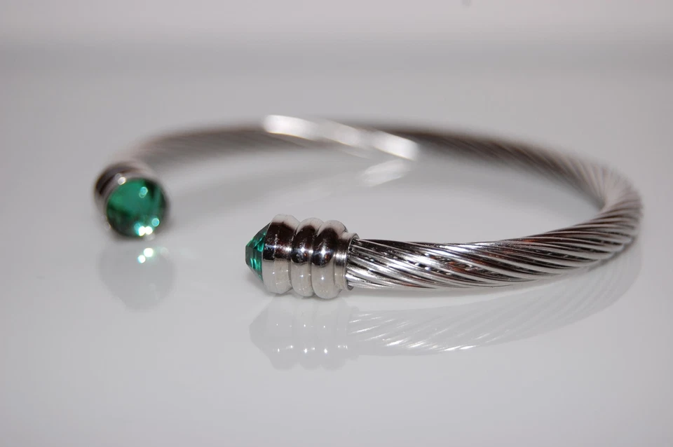 BRAZALETE ELEGANTE CABUJONES VERDES SOBRE CABLE TRENZADO PLATEADO ESTILO BIZANTINO Foto 2 de 4