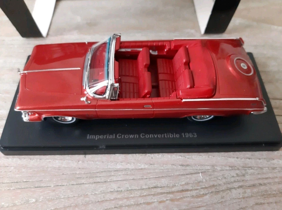 Neo Scale Models Chrysler Imperial Crown Convertible 1963 1:43 - Immagine 3 di 4
