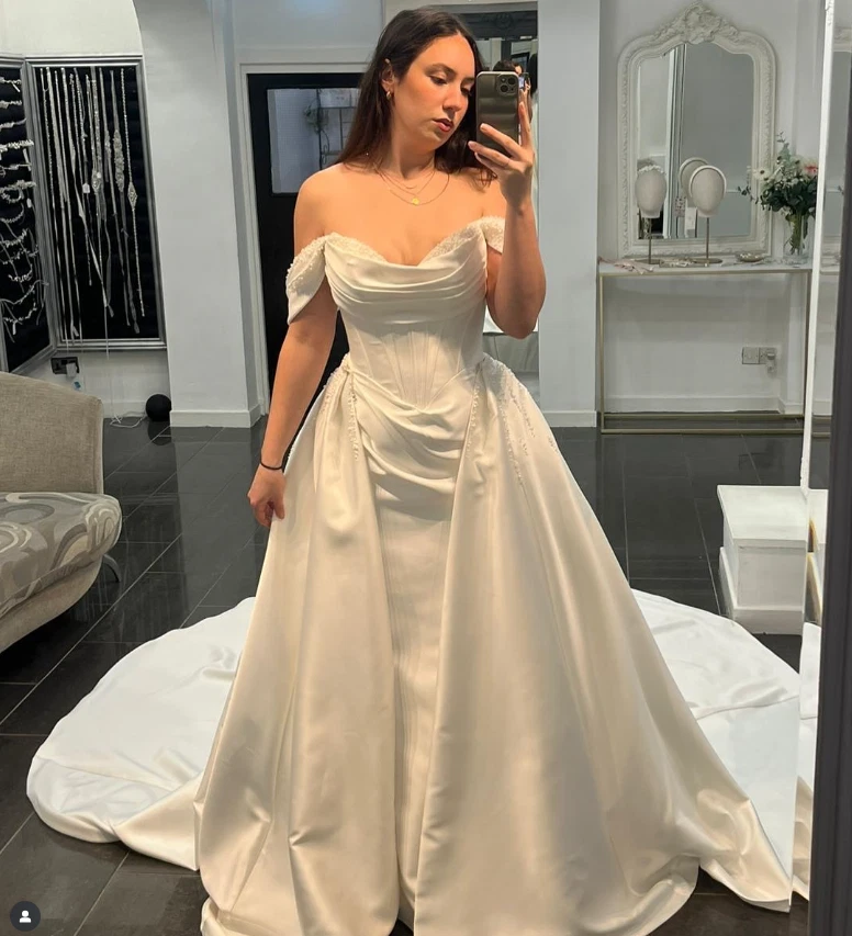 Elegantes vestidos de novia de sirena con tren desmontable satinado con cuentas vestido de novia Foto 3 de 4