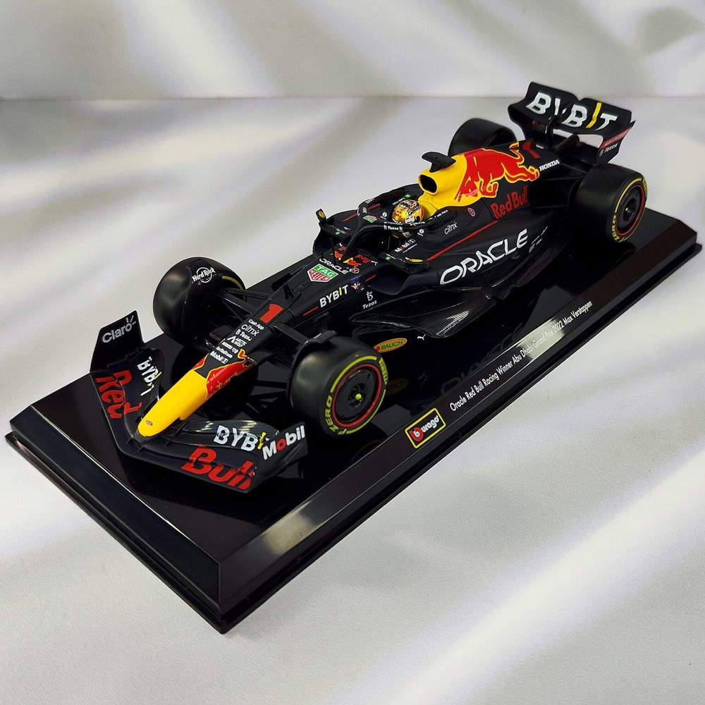 Max Verstappen #1 Bburago RedBull RB18 2022 1/24