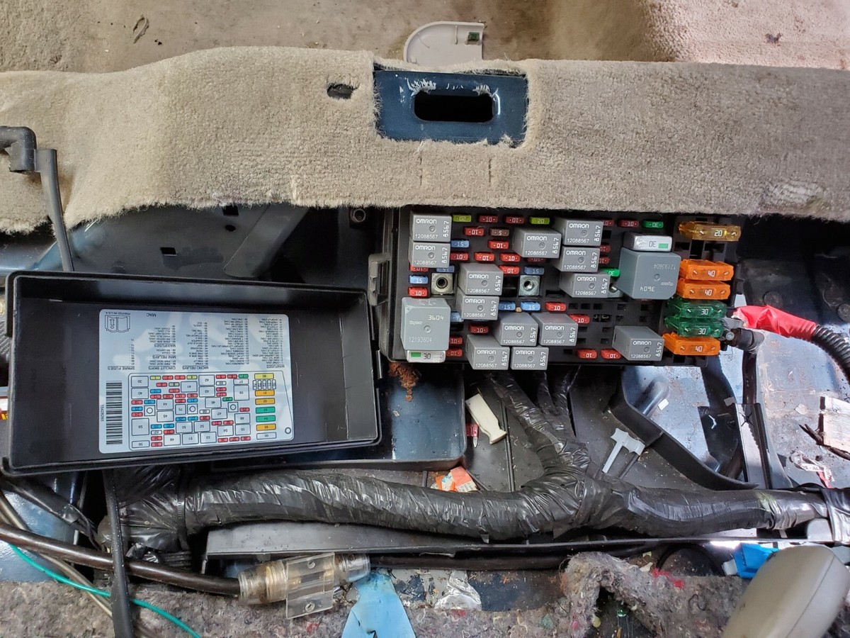 1999-2005 Cadillac Deville Rear Fuse Box Relays 1999 2000 2001 2002 2003  2004 2005