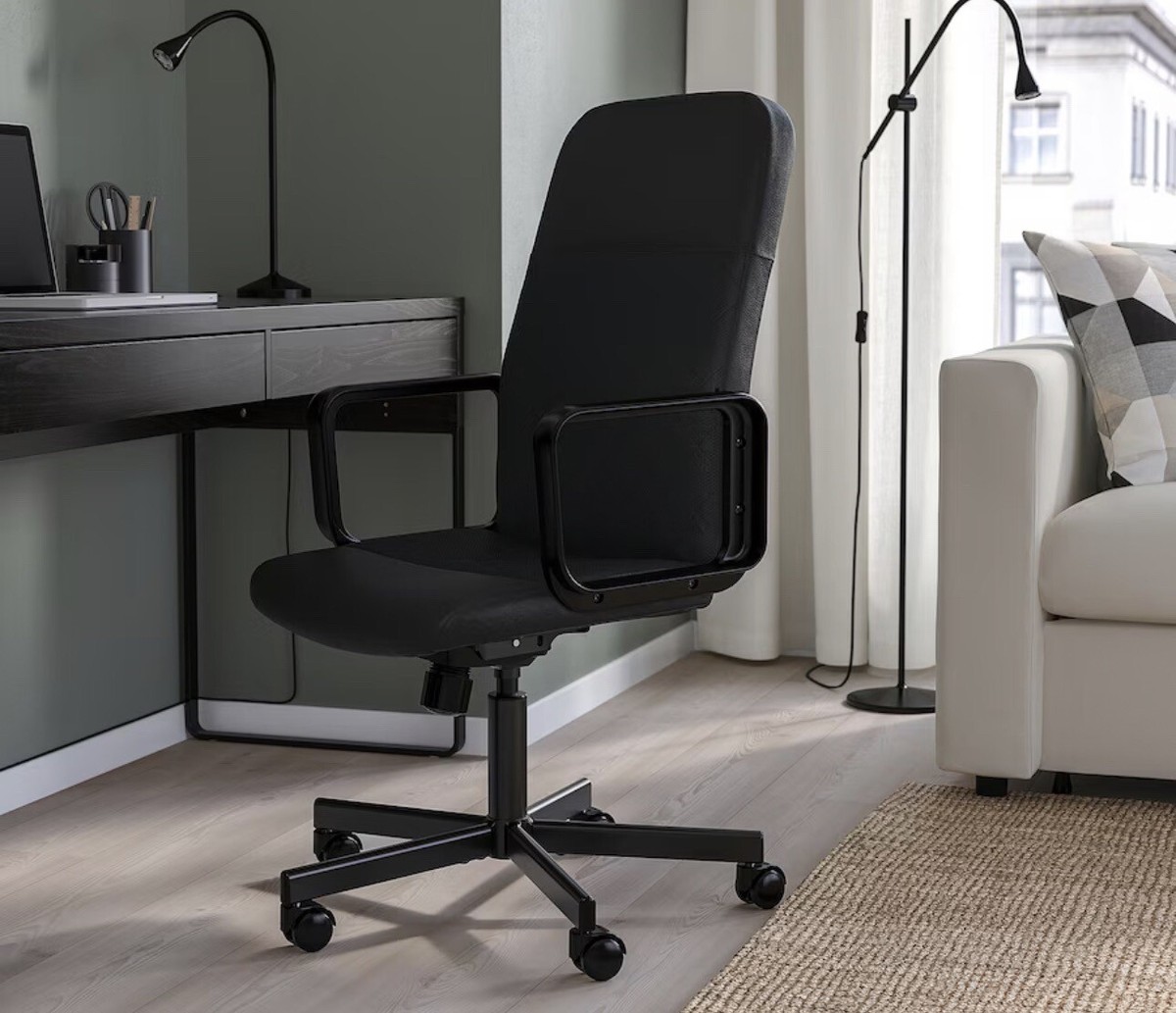 IKEA RENBERGET チェアー Ikea Renberget Office Swivel Chair in Bomstad Black - AptDeco