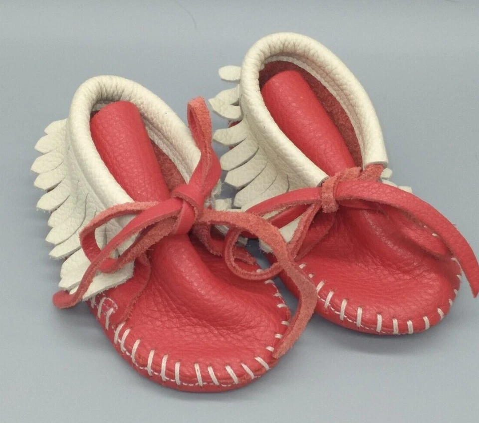 Par de mocasines Taos rojos/blancos con flecos de cuero talla infantil Foto 2 de 4