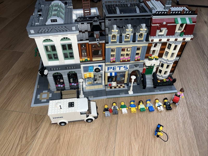 Lego 10251 Creator Expert Modular Brick Bank Bank / 10218 Pets Shop Used Lot