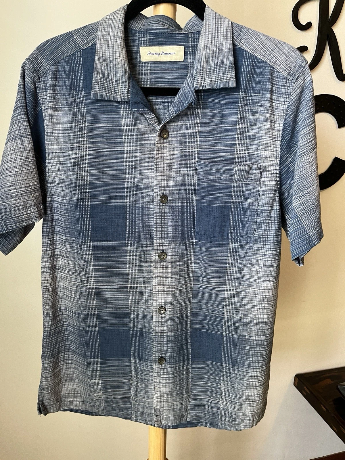 TOMMY BAHAMA MENS Size Medium BLUE GEOMETRIC HAWAIIAN SHIRT Silk Blend G8