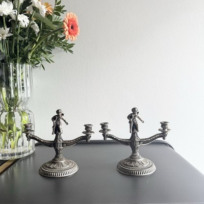 2 Kerzenständer aus versilbertem Metall oder Zinn - Kerzenständer mit Amor in der Mitte