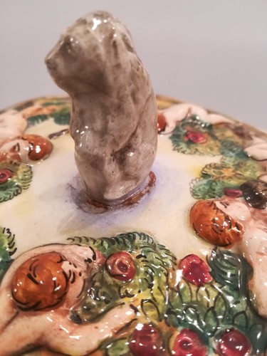 ANTICA SCATOLA IN CERAMICA CON ANGELI GHIRLANDE E ZAMPE LEONE - Picture 2 of 12