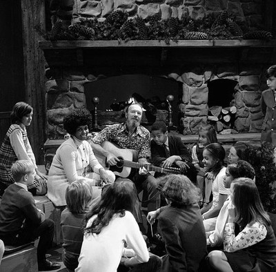folk singer Pete Seeger with children He performs an informal half- Old Photo 9