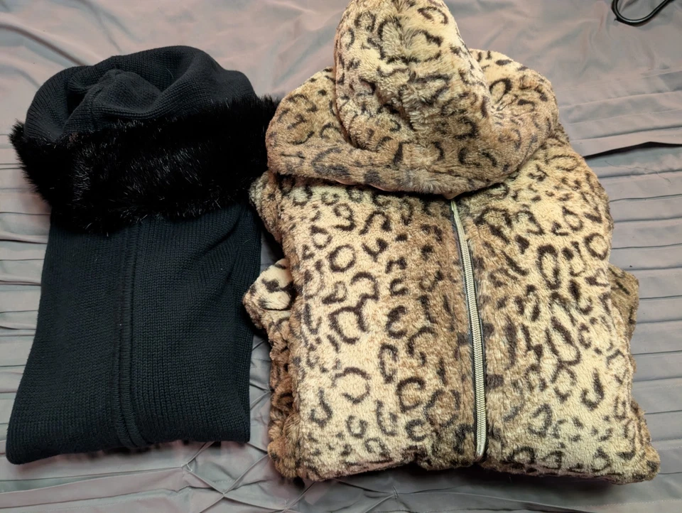 Suéter de punto negro para mujer con capucha de piel y abrigo de piel sintética de leopardo Amy Byer L Foto 3 de 4