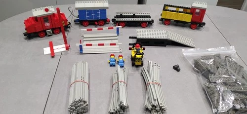 Vintage Lego No. 7720: Circuit + 4.5 Volt Train (with Instructions).