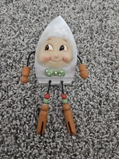 VTG LAUNDRY WMG ANTHROPOMORPHIC IRON SHELF SITTER 2010