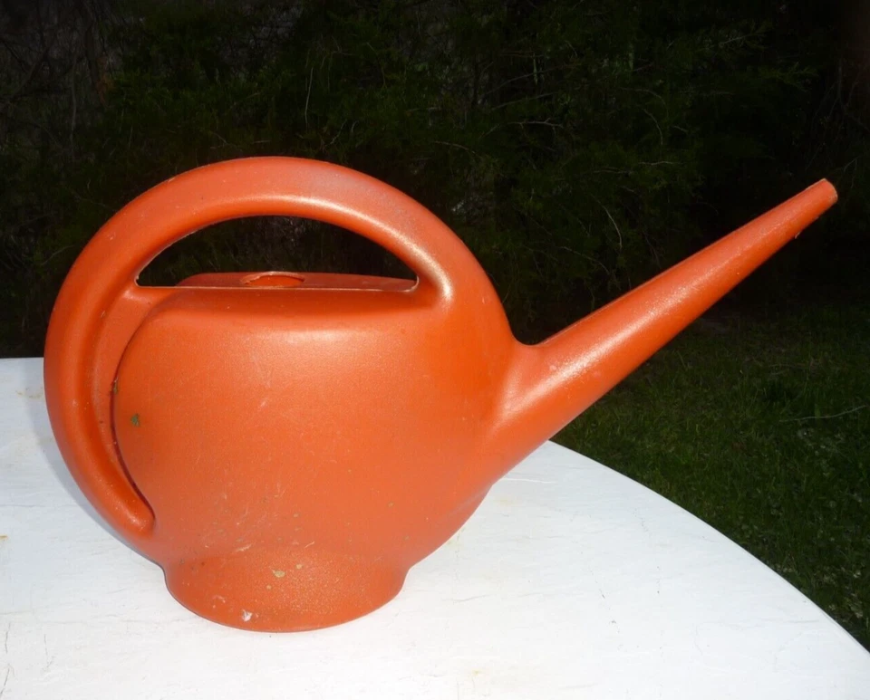 Red Plastic Watering Can Green Durable and Stylish Garden Essential Retro Style - Image 2 of 2