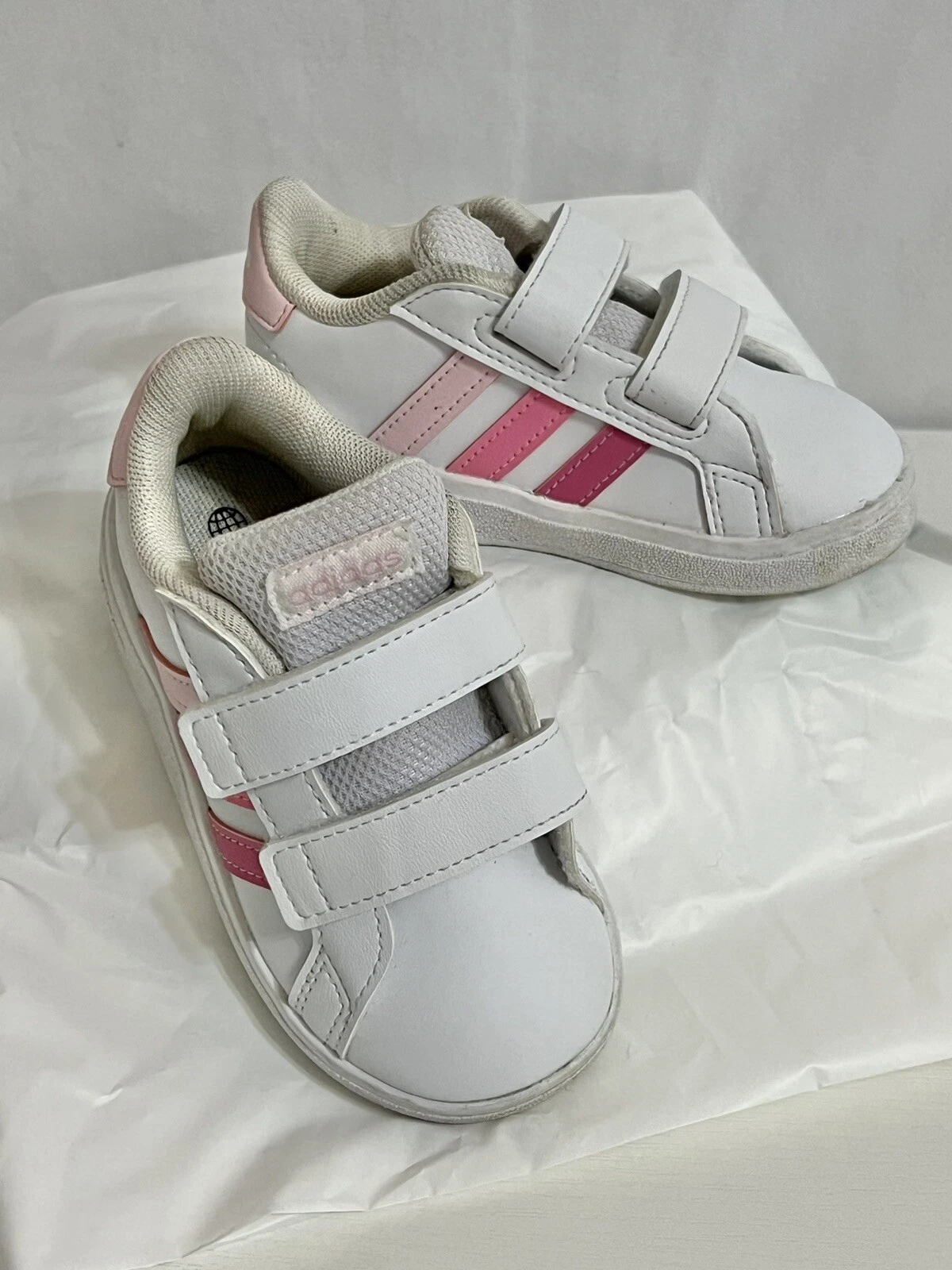 Scarpe da ginnastica SCARPA Adidas per ragazze Grand Court 2.0 bianche rosa a steli taglia USA 6K