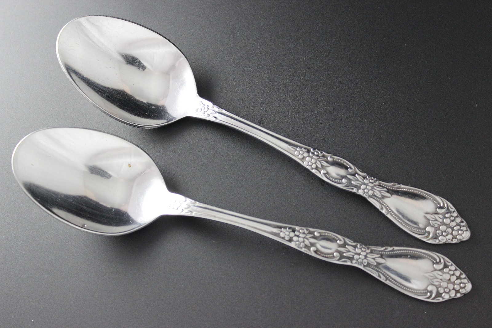 Oneida Wm A Rogers Stainless Silverware HUNTINGTON Soup Spoons (2
