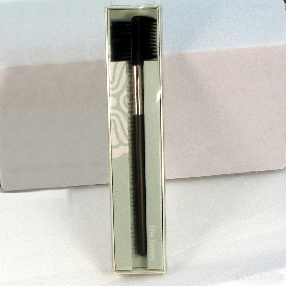 Cepillo de maquillaje para cejas y pestañas Molton Brown The Tamer Foto 4 de 4