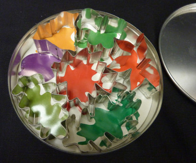 VTG  LEAF SET OF 6  STEEL PIE CUTTERS IN TIN CASE ALSO FOR COOKIES OR ORNAMENTS