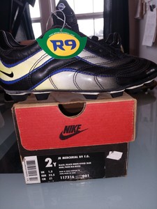 r9 soccer shoes