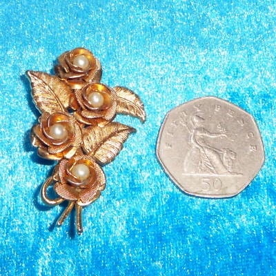 Schöner Vintage? Brosche Rose Blumen Blätter 'Perlen' strukturiert 'Gold' Metall Anstecknadel