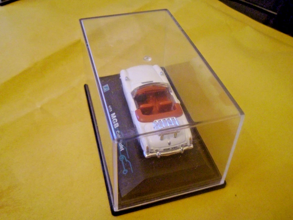 Hongwell MGB Cabriolet White Mint Condition 1:72 - New Boxed - Image 2 of 4