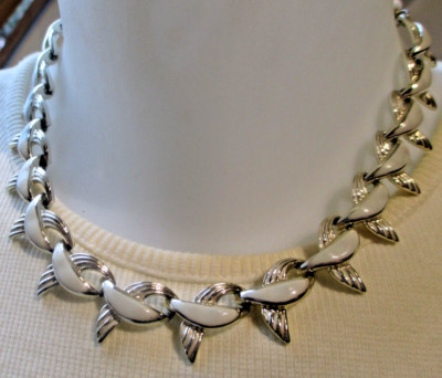 Collier Vintage En Perles De Porcelaine Blanche - Couleur Vieil Or - Ancien, Parfait état