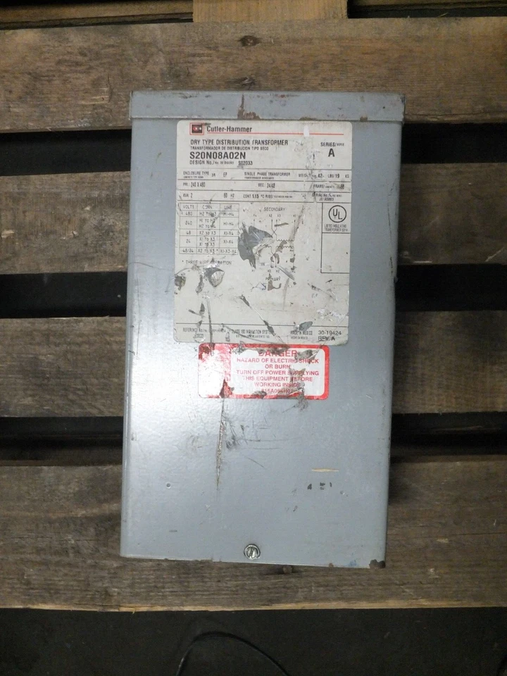 CUTLER-HAMMER CAT# S20N0A02N TRANSFORMADOR 2 kVA 1Ø PRIM: 240x480v SEC: 24/48v Foto 2 de 4