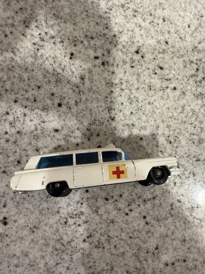 Serie "Matchbox" Nº Ambulancia Cadillac 54 S & S hecha en Inglaterra por Lesney Foto 2 de 4