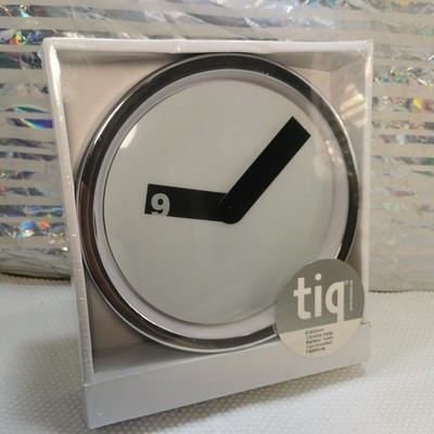 Neu versteckte Zahlen Tiq runde Wanduhr Ketonic FB8 weiß chrom Metall funktioniert