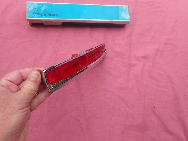 Conjunto de luz trasera Cadillac 1974-76, izquierda, ¡nos! 912169 bisel lente Foto 4 de 4