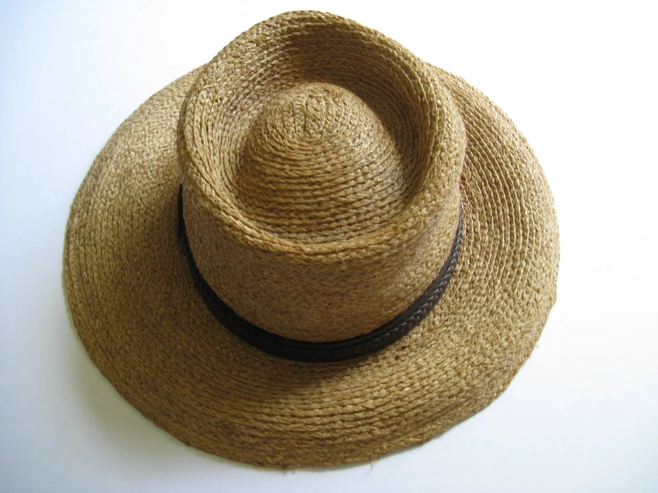 CHAPÉU TILLEY RÁFIA COM PULSEIRA DE COURO GRANDE FAIXA DE SUOR REMOVÍVEL EMBALÁVEL - Imagem 3 de 4